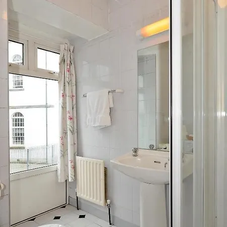 College Crest House Bed & Breakfast