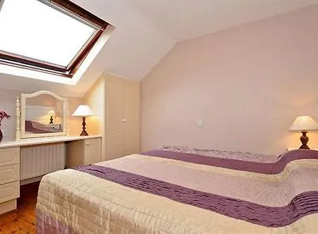 College Crest House Bed & Breakfast Galway