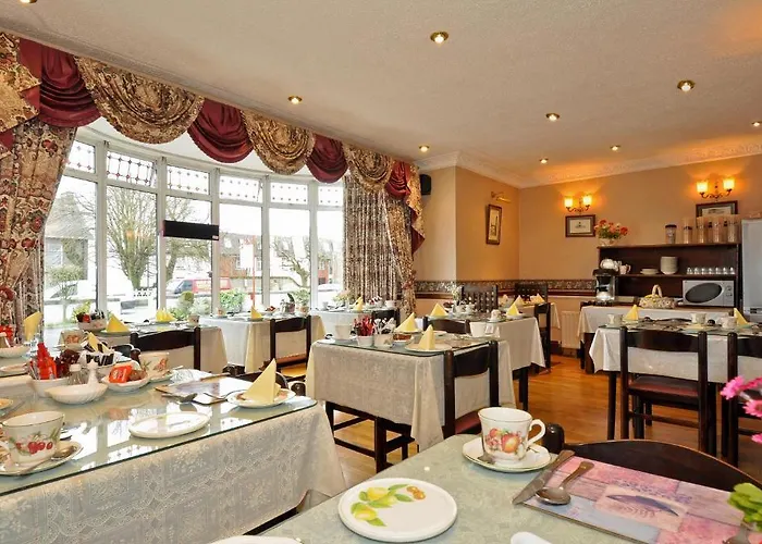 College Crest House 3*