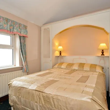 College Crest House 3* Galway