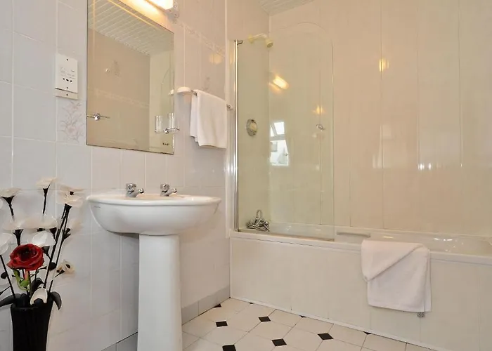 College Crest House 3*