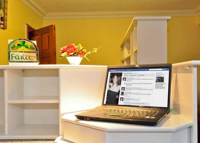 Nocleg ze śniadaniem College Crest House 3*