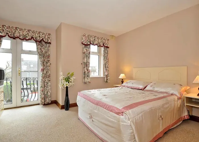 Nocleg ze śniadaniem College Crest House 3*