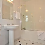 College Crest House 3*