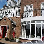 College Crest House 3*