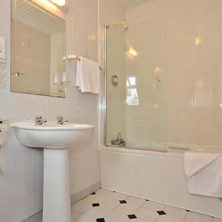 College Crest House 3*