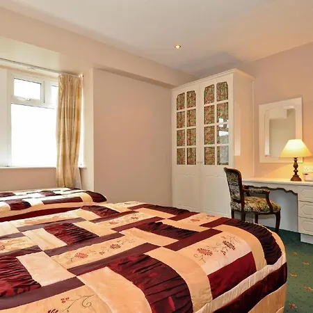 Bed and breakfast College Crest House